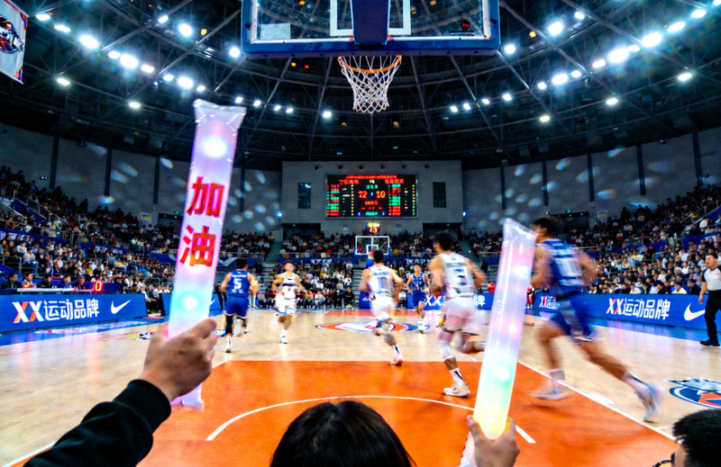 室内篮球馆内比赛进行时的场馆与观众视角