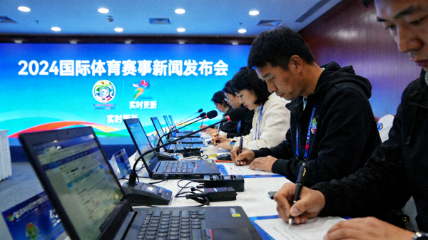 体育资讯发布现场记者席与赛事新闻背景画面